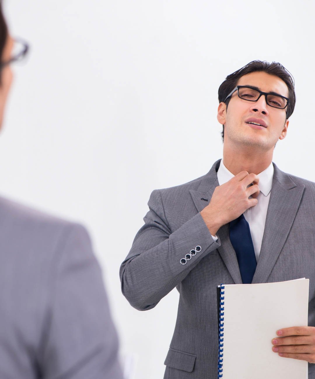 Fonoaudióloga Lilian Morais em Niterói auxiliando paciente com terapia da fala para aprimorar a dicção, a clareza da comunicação e a confiança ao se expressar.